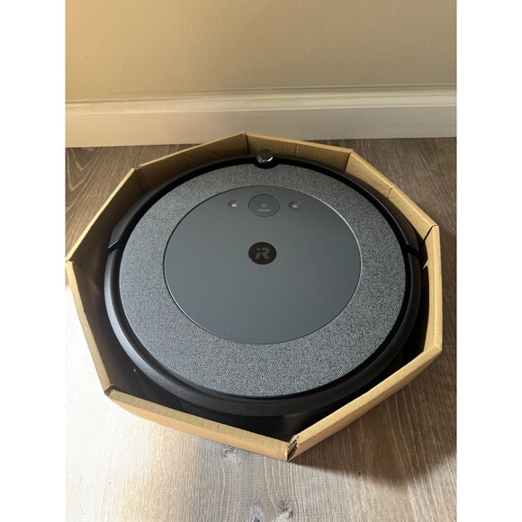 iRobot Roomba Robot Vacuum i3 i310020 - Picture 2 of 4